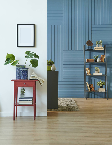 Kék fal háttér és dekoratív könyvespolc könyv szőnyeg keret és otthon tárgy. - Fotó, kép