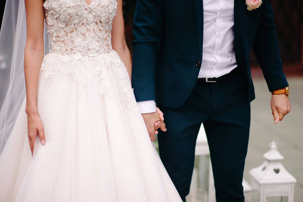 Концепція весілля. Нареченої і нареченого, тримаючись за руки - Фото, зображення
