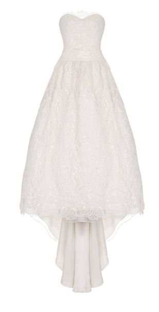 Luxe lang mooi wit, ivoor trouwjurk, met chiffon met kant en sparkles, ghost mannequin, knippen, geïsoleerd op witte achtergrond - Foto, afbeelding