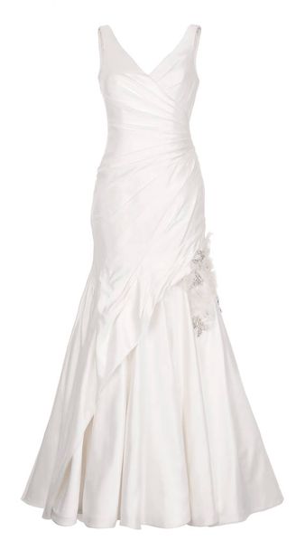 Luxuoso longo branco bonito, vestido de casamento do Marfim, com chiffon, rendas e faíscas, manequim fantasma, recorte, isolado no fundo branco
 - Foto, Imagem