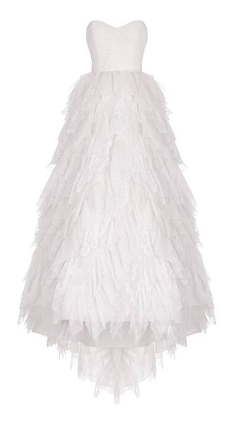 Luxe lang mooi wit, ivoor trouwjurk, met chiffon met kant en sparkles, ghost mannequin, knippen, geïsoleerd op witte achtergrond - Foto, afbeelding