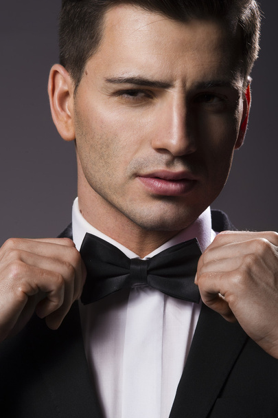 Close-up portrait of a young handsome man with bow tie - Foto, afbeelding