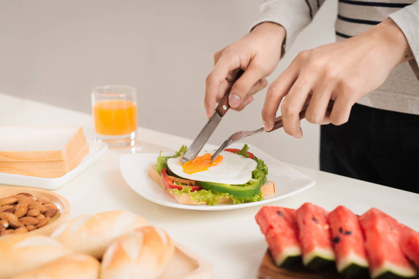 Un uomo che fa colazione con coltello e forchetta
 - Foto, immagini