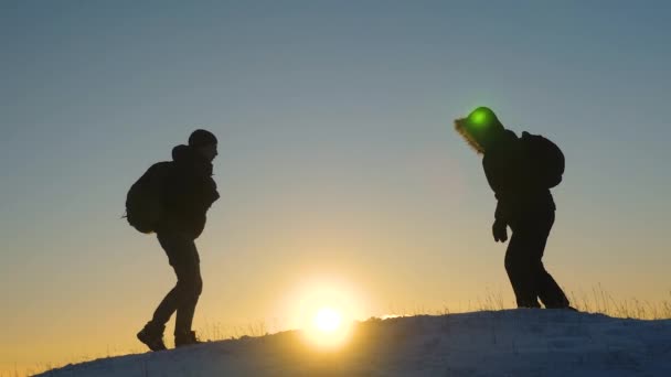 チームワークは最高の方の最適です。太陽の光線の丘の上に冬の観光客を満たしています。勝利と成功、その山の頂上に登山者が喜ぶ彼らの手を上げるし、嬉しそうにジャンプ. - 映像、動画