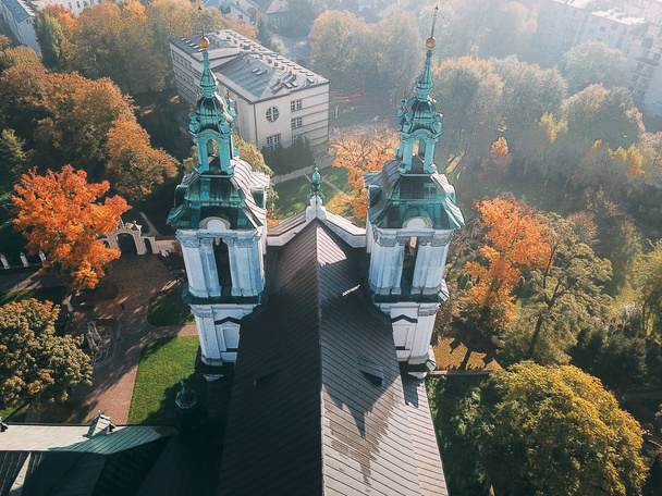 Aziz Mikail Kilisesi Polonya 'da küçük bir kaya parçası - Fotoğraf, Görsel