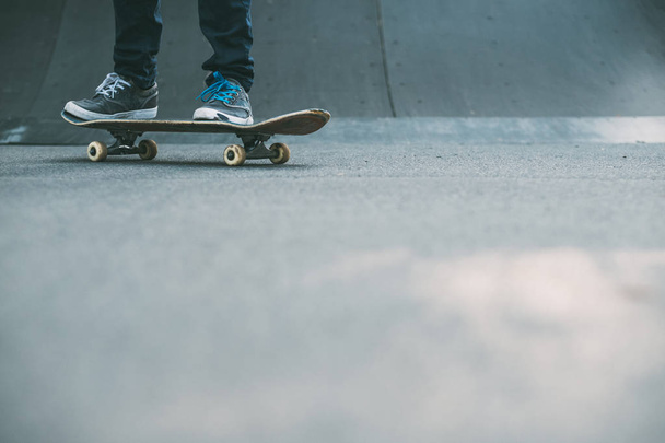 man feet skateboard ramp urban hipster lifestyle - Foto, Imagen