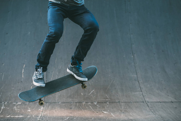 urban man hobby skateboarding leisure trick park - Zdjęcie, obraz