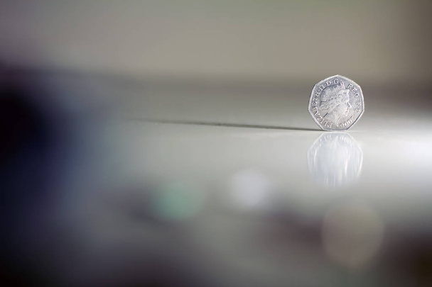 Британські монети, ізольовані на білому тлі. Економити гроші, дохід, бізнес - Фото, зображення