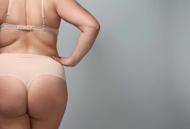 Overweight woman on grey background - Foto, Imagen