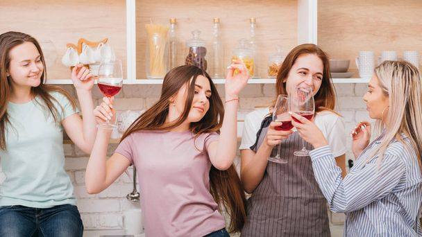 genç kadınlar sıradan parti eğlenceli alkol kötüye kullanımı - Fotoğraf, Görsel