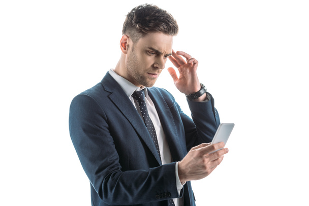guapo, hombre de negocios reflexivo utilizando teléfono inteligente aislado en blanco
 - Foto, imagen