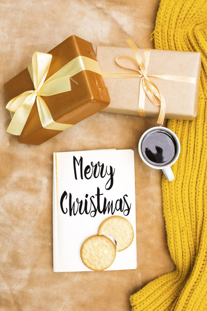 Winterkonzept, frohe Weihnachten in Buch mit Schal und Tasse Kaffee, Schokokekse - Foto, Bild