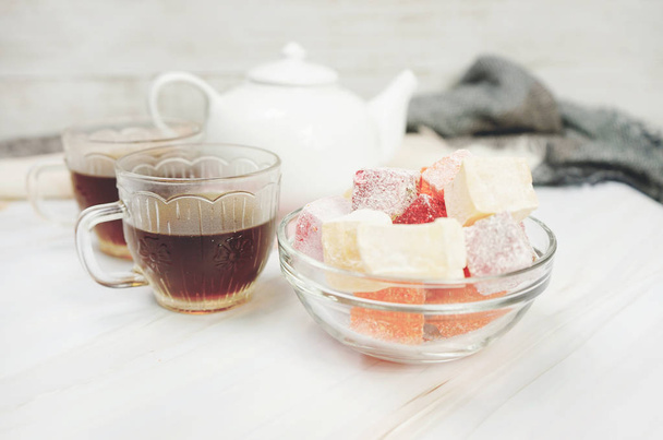 Finom török delights tálalva vörös tea                               - Fotó, kép