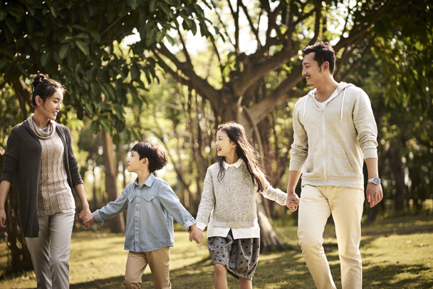 asiatique famille avec deux enfants marche relaxant dans parc
 - Photo, image