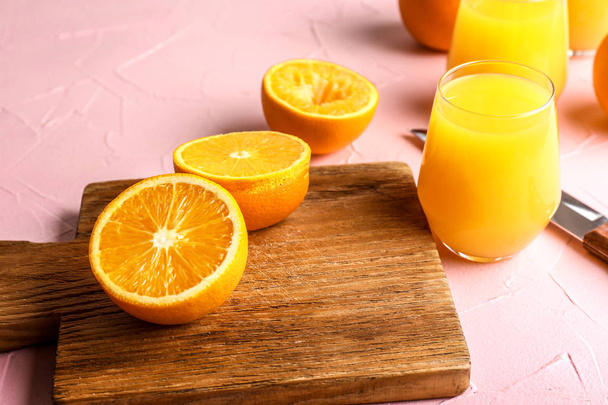 Leikkaa appelsiini ja lasi tuoremehua pöydälle
 - Valokuva, kuva