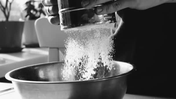 Kobieta, przesiewania mąki do miski - Materiał filmowy, wideo