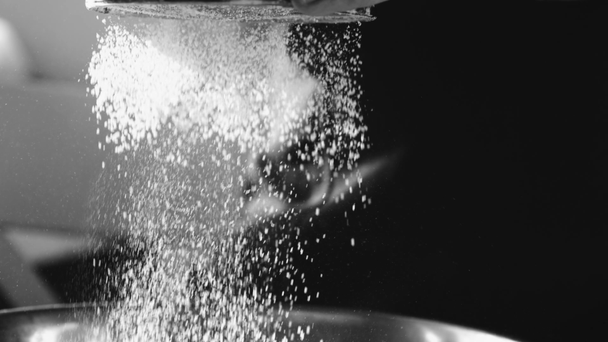 Mulher peneirando farinha em uma tigela
 - Filmagem, Vídeo