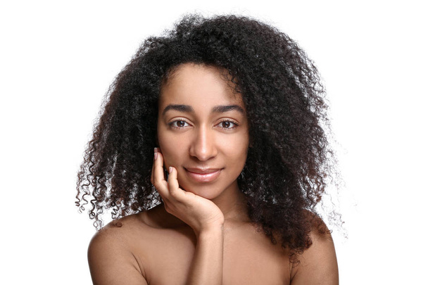Joven mujer afroamericana sobre fondo blanco
 - Foto, Imagen