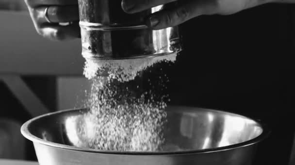 Szitálás a lisztet egy tálba nő - Felvétel, videó