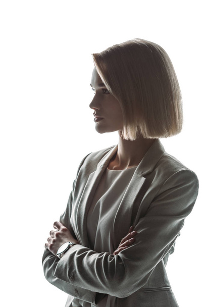 hermosa, mujer de negocios segura con brazos cruzados aislados en blanco
 - Foto, Imagen