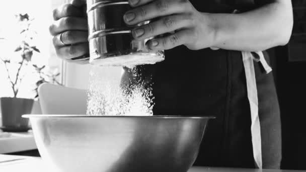 Mujer tamizar harina en un tazón
 - Imágenes, Vídeo