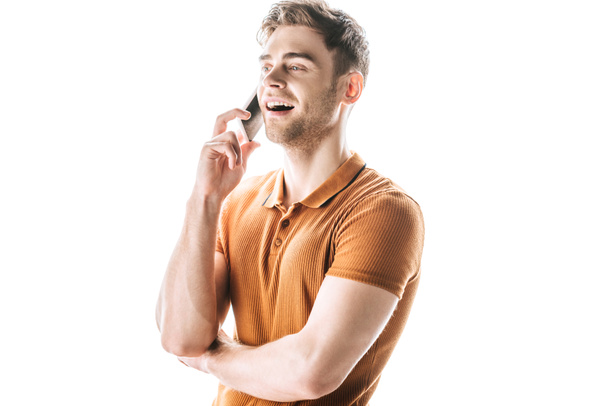 Veselý, pohledný muž, který mluví na telefonu a směje se izolovaně na bílém - Fotografie, Obrázek