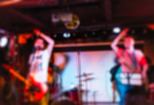 Banda musicale che si esibisce dal vivo sfondo blur
 - Foto, immagini