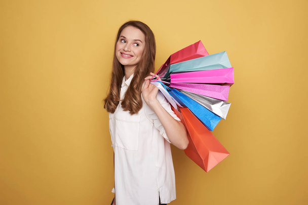 Taille van mooie jonge vrouw genieten van winkelen - Foto, afbeelding