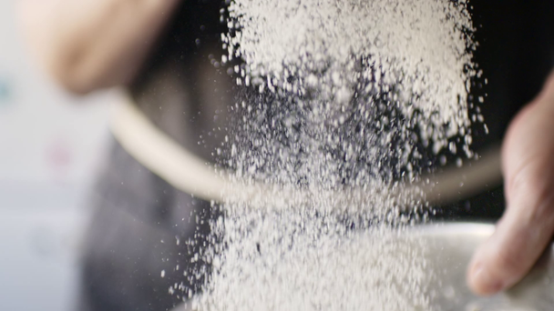 Kobieta, przesiewania mąki do miski - Materiał filmowy, wideo