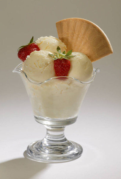 Gofret ile Vanilyalı Dondurma Ve Çilek - Fotoğraf, Görsel