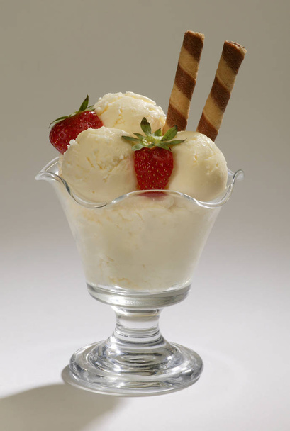 イチゴとチョコレートウエハースのバニラアイスクリーム - 写真・画像