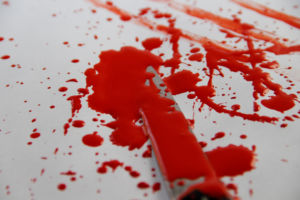 mes met bloed op wit papier - Foto, afbeelding