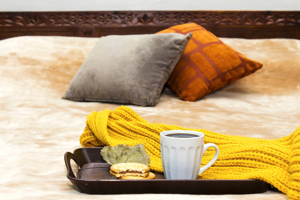 чашка кави, шоколадне печиво в лотку вранці
 - Фото, зображення