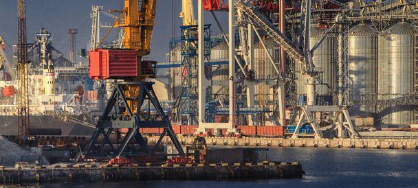 Elevación de grúas de carga, barcos y secadora de granos en el Puerto de Odessa, Mar Negro, Ucrania
 - Foto, Imagen