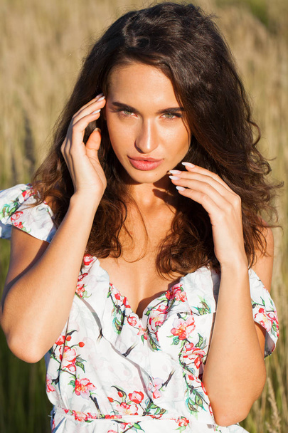 Portrait close up of young beautiful brunette woman - Foto, immagini