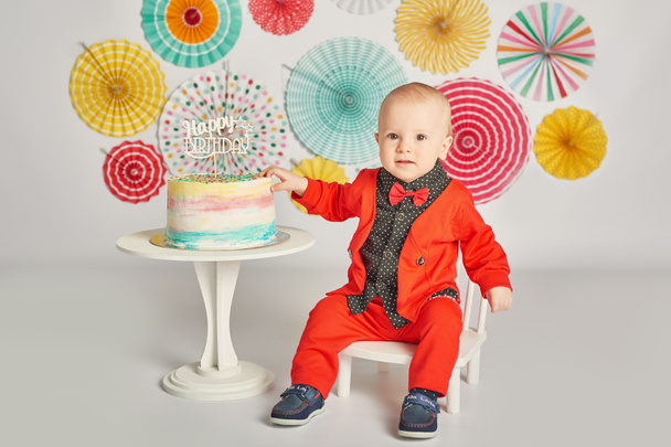 子供の誕生日ケーキと 1 歳の男の子 - 写真・画像