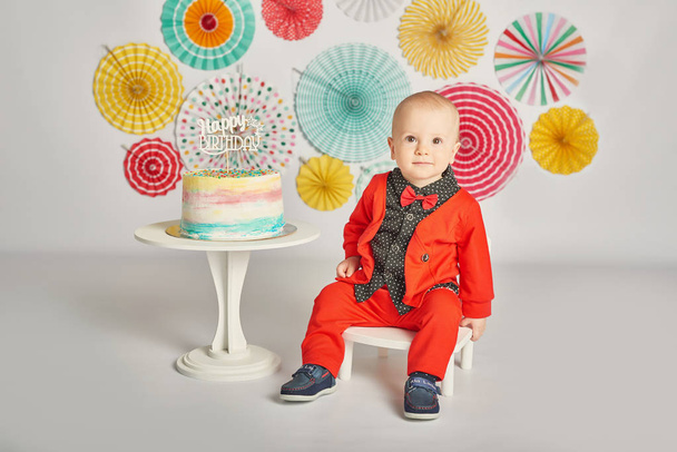 Dětské narozeniny 1 rok starý chlapec s dortem - Fotografie, Obrázek