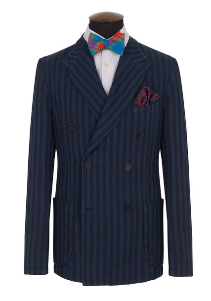 klassische Herren-Wolljacke mit blauen Streifen, Hemd und Krawattenschleife auf der Schneiderpuppe, isoliert auf weißem Hintergrund - Foto, Bild