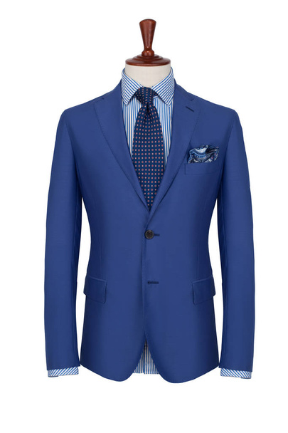Chaqueta azul clásica para hombre, camisa y corbata sobre un maniquí de sastres, aislado sobre fondo blanco
. - Foto, Imagen
