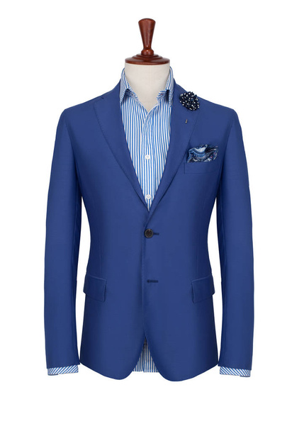 Chaqueta azul clásica para hombre, camisa y pañuelo sobre un maniquí de sastres, aislado sobre fondo blanco
. - Foto, Imagen