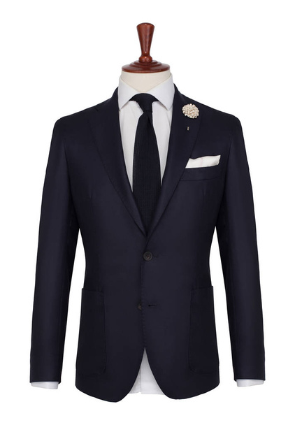 Классическая мужская темная куртка, рубашка, галстук и носовой платок на манекете портного, изолированные на белом фоне
. - Фото, изображение