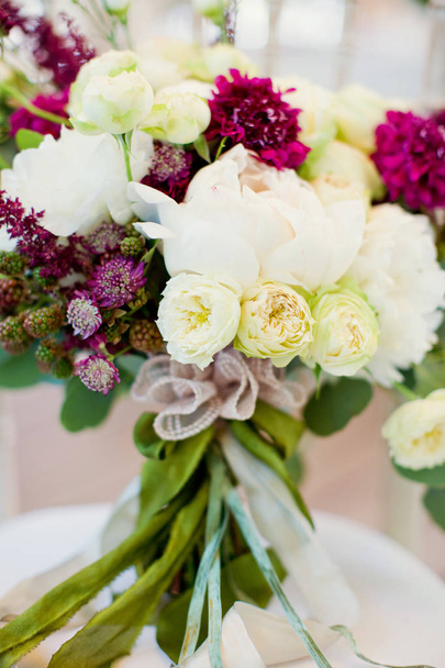 ramo de boda con flores blancas y rosadas
 - Foto, Imagen