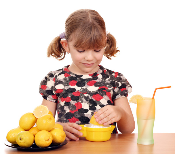 hermosa niña hacer limonada
 - Foto, imagen