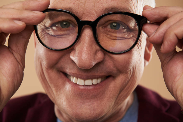 Happy man smiling with his white teeth while wearing glasses - Fotoğraf, Görsel