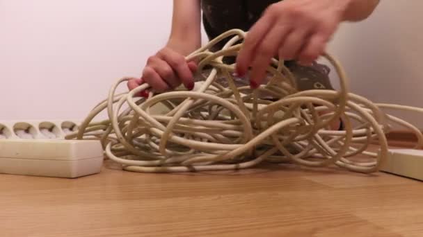 Γυναίκα προσπαθήσει να διορθώσει παλιά ηλεκτρικά καλώδια επέκτασης λωρίδα - Πλάνα, βίντεο