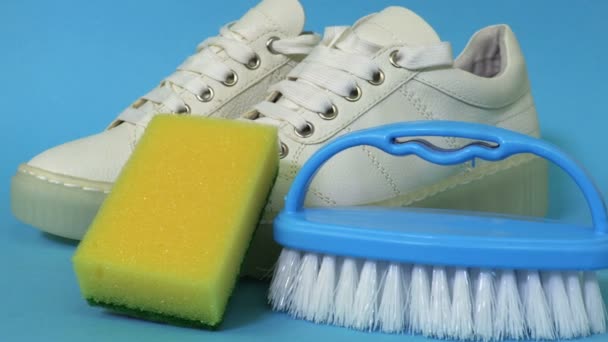 Λευκά αθλητικά παπούτσια καθαρισμού έννοια - Πλάνα, βίντεο