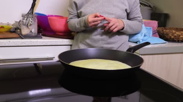 nő főzés a konyhában - Felvétel, videó