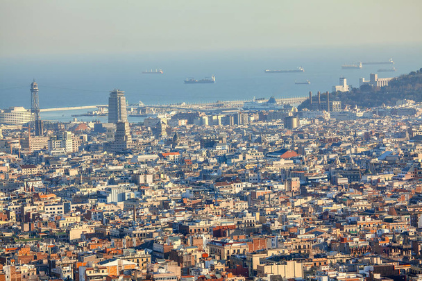 Paisaje aéreo de Barcelona y puerto de Catalunya
 - Foto, imagen