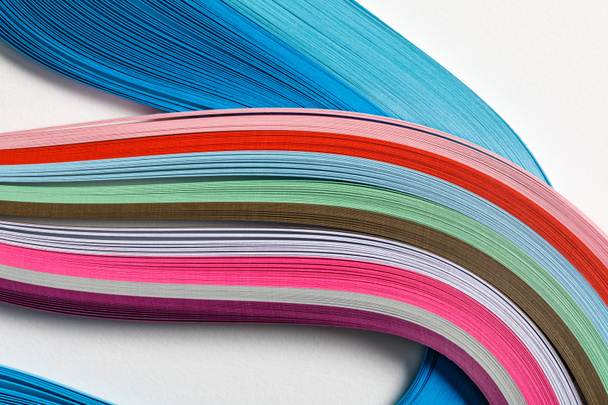 close up de ondulado multicolorido linhas de papel arco-íris sobre fundo cinza
 - Foto, Imagem