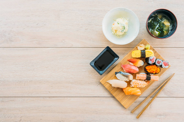 Lohi tonnikalan kuori katkarapuja ja muuta lihaa sushi maki
 - Valokuva, kuva